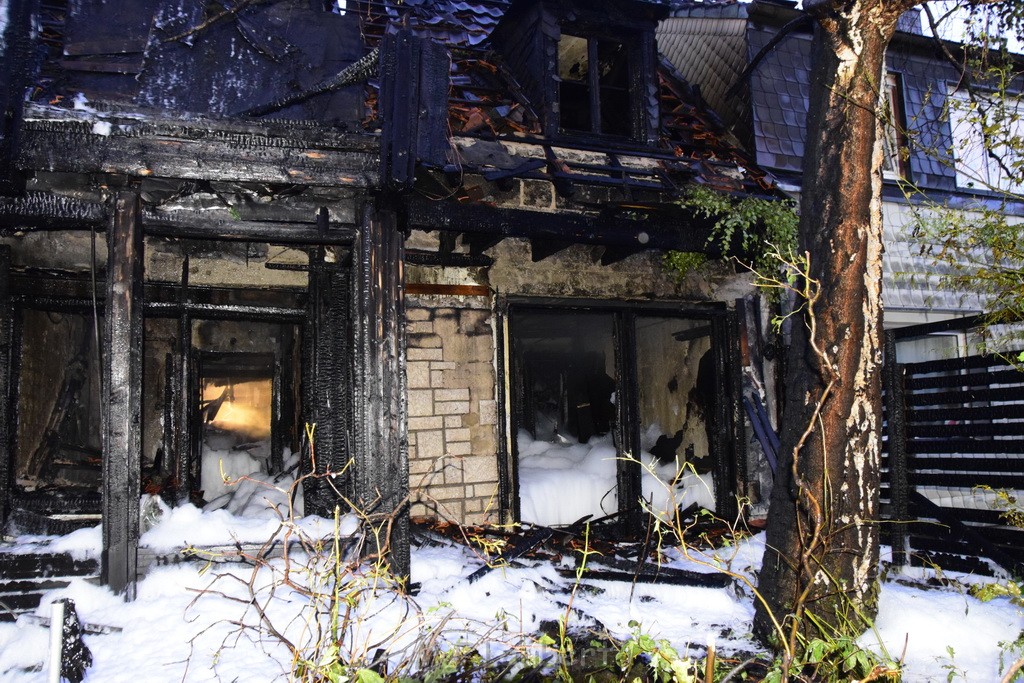 Grossfeuer Einfamilienhaus Siegburg Muehlengrabenstr P0742.JPG - Miklos Laubert